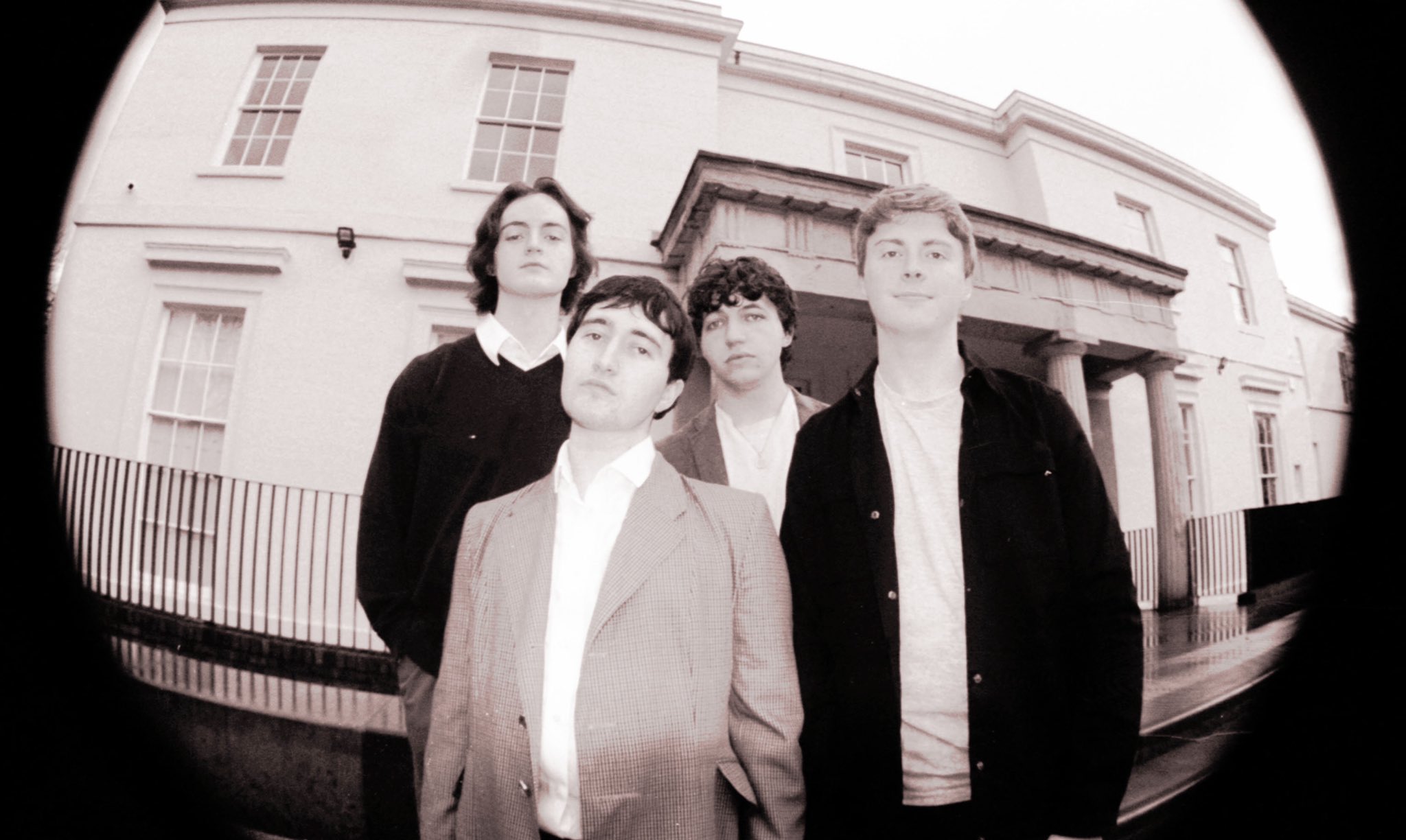 Courting: La banda que está reviviendo al britpop para una nueva generación