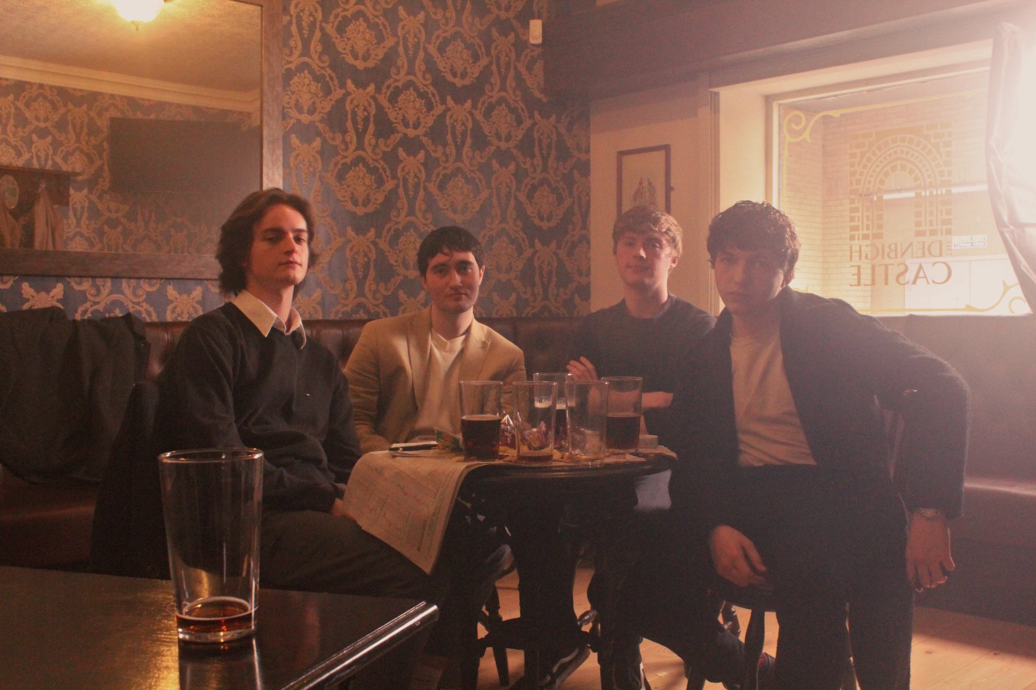 Courting: La banda que está reviviendo al britpop para una nueva generación