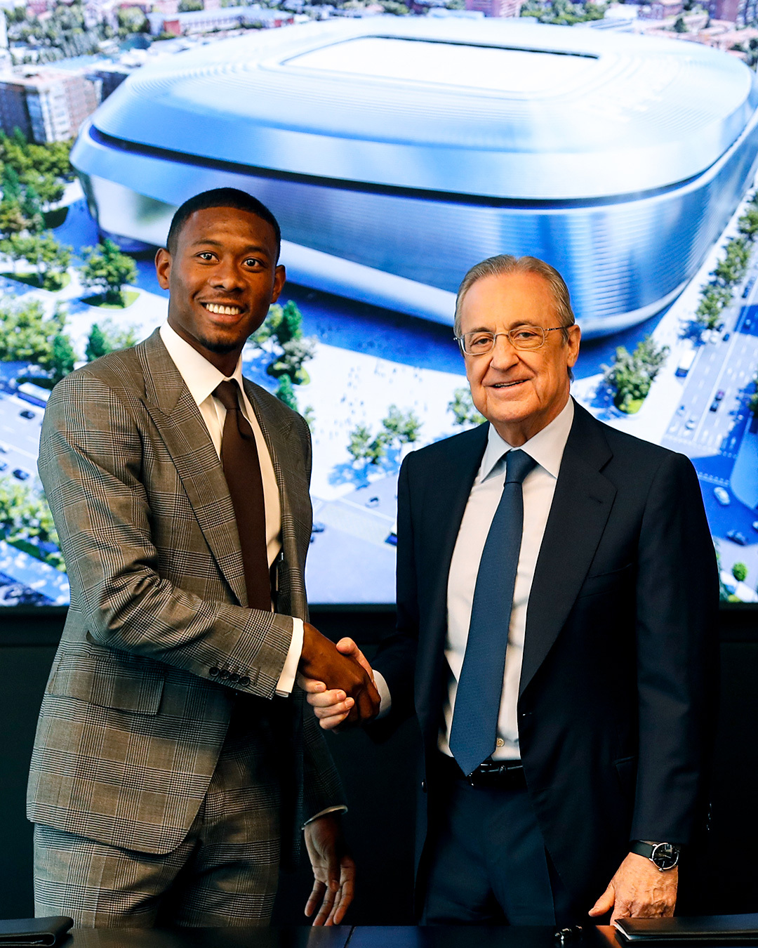 David Alaba y Florentino Pérez en su presentación oficial con el Real Madrid