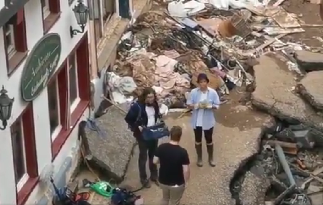 Despiden a una reportera por untarse lodo para fingir que ayudaba en las inundaciones de Alemania