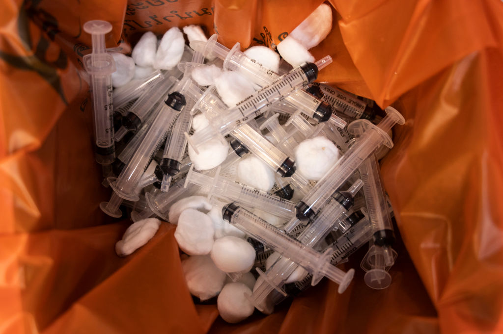 Detienen a un supuesto médico por aplicar vacunas falsas contra COVID en Chiapas