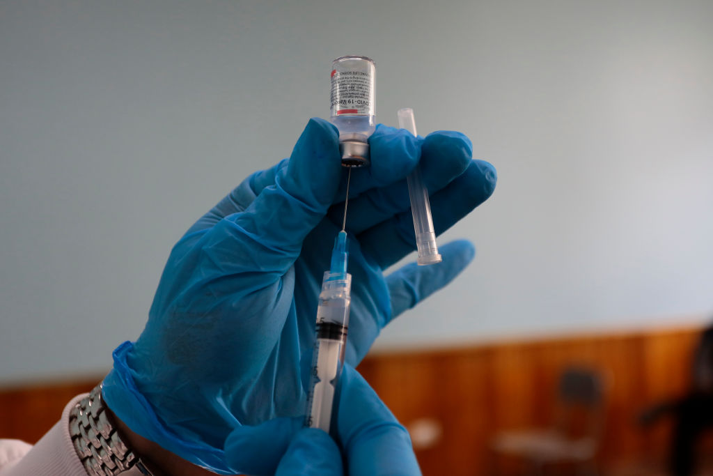 Detienen a un supuesto médico por aplicar vacunas falsas contra COVID en Chiapas