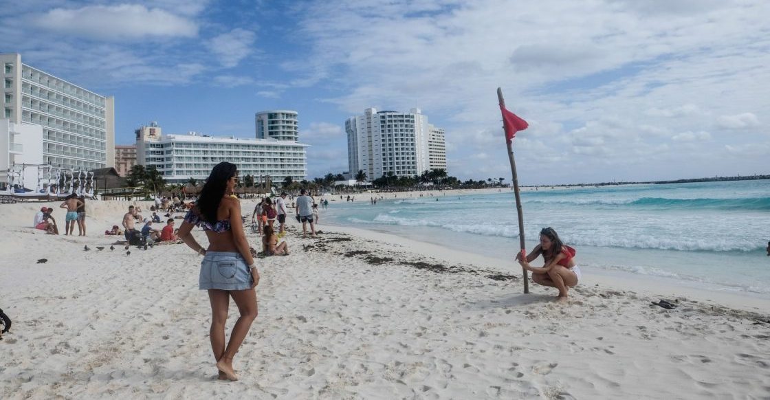 CANCÚN, QUINTANA ROO, 15ENERO2019.- El paso de un frente frío por las costas de Riviera Maya, provoca baja afluencia de turismo en los que algunos aprovechan para sacar fotos y practicar deportes acuáticos.