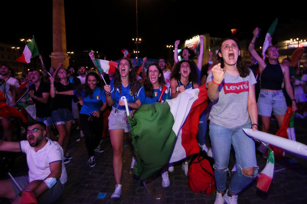 Fanáticos italianos celebran el pase a la final de la Eurocopa 2020