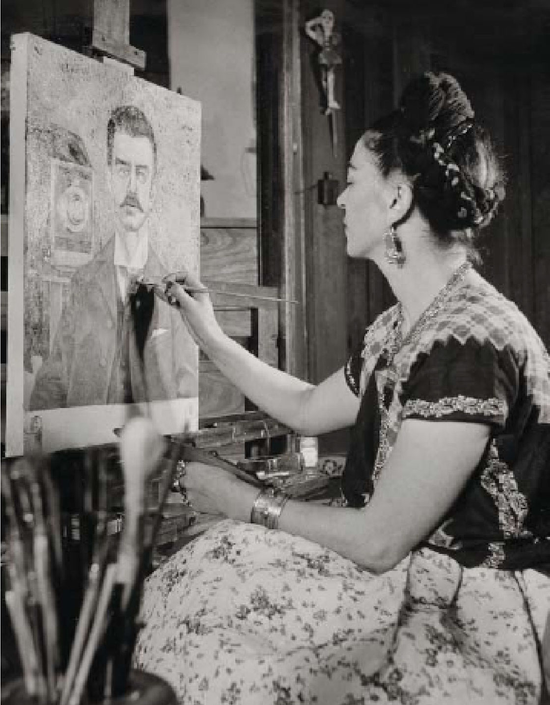 frida-kahlo-pintando-retrato-guillermo-kahlo