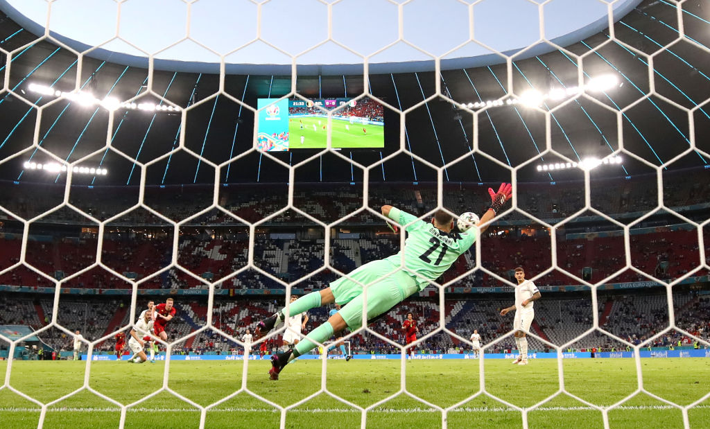 Gianluigi Donnarumma ataja un disparo a Kevin de Bruyne