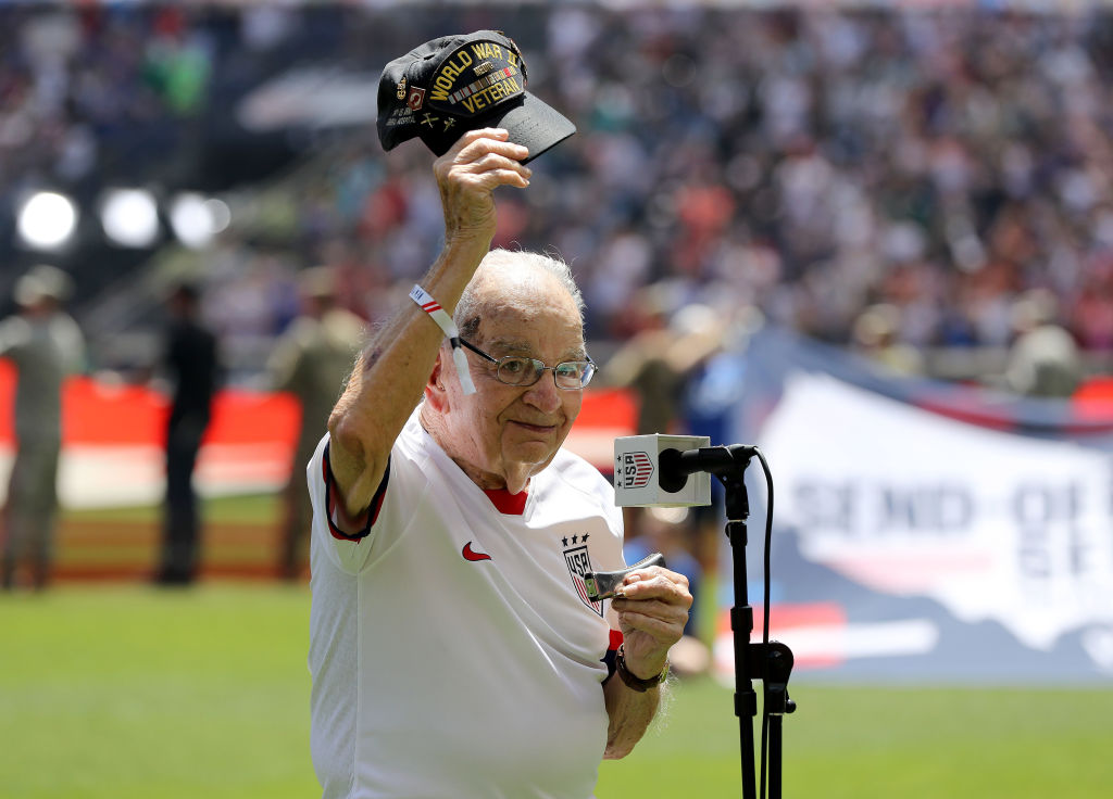 Peter DuPré, el veterano de la Segunda Guerra Mundial que ameniza el deporte con su armónica