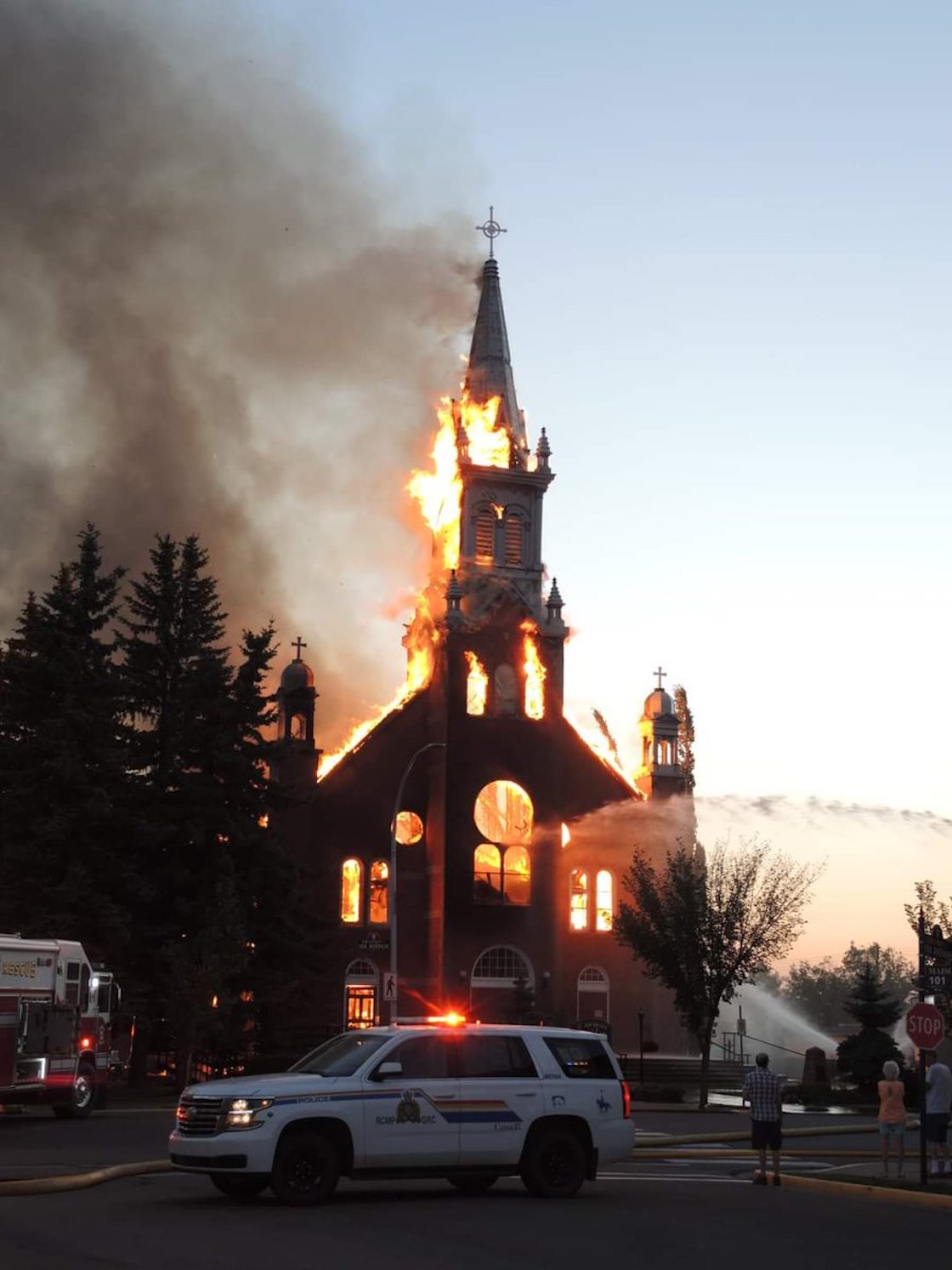 iglesias-canada-protestas-catolicas-ninos-indigenas-incendio-02