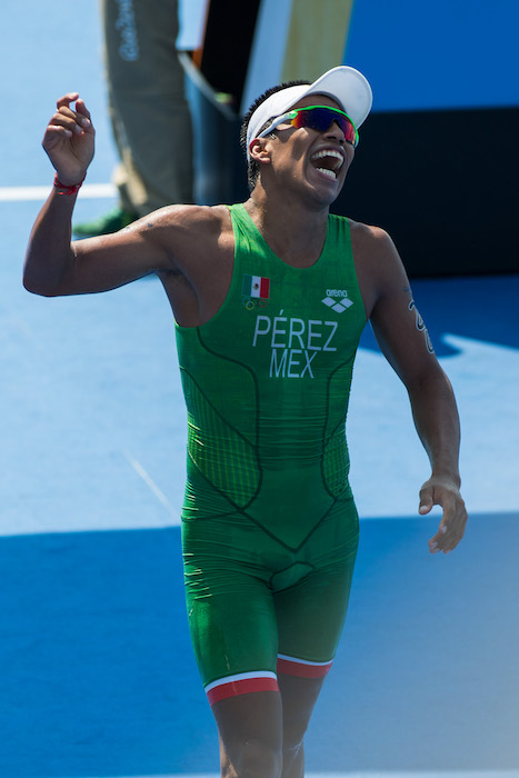 Abuelito adorna su puesto de cinturones en Morelos con recortes y mensajes de apoyo para su nieto en Tokio