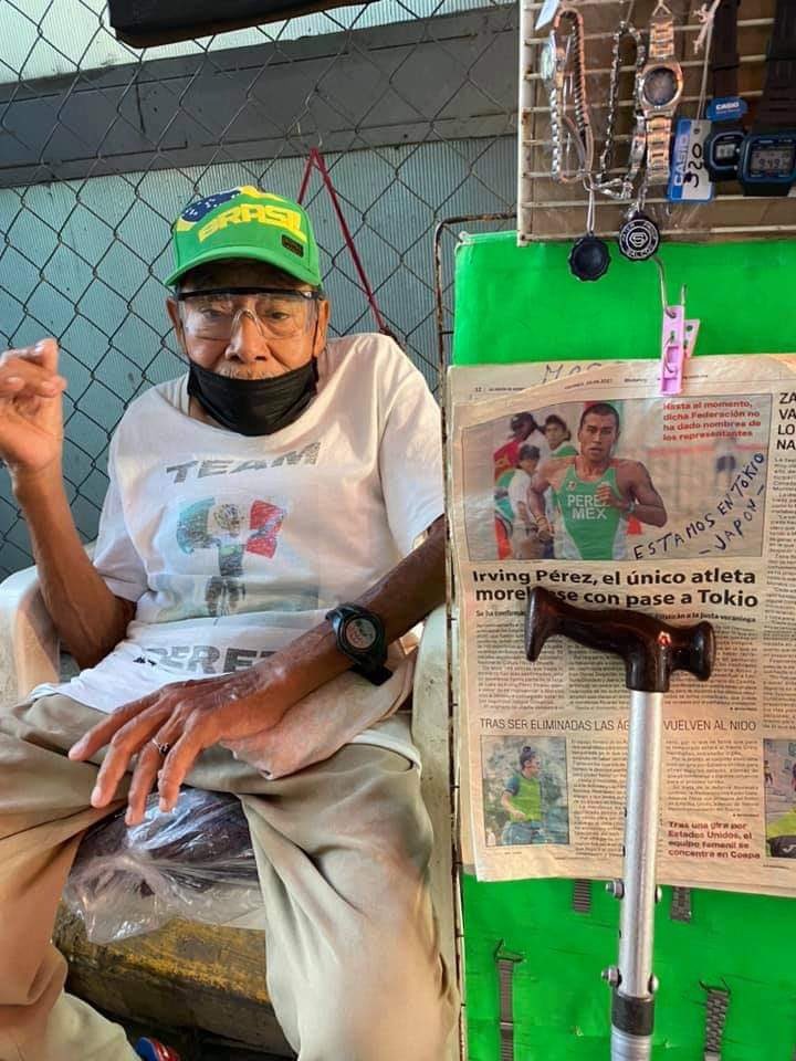 Abuelito adorna su puesto de cinturones en Morelos con recortes y mensajes de apoyo para su nieto en Tokio