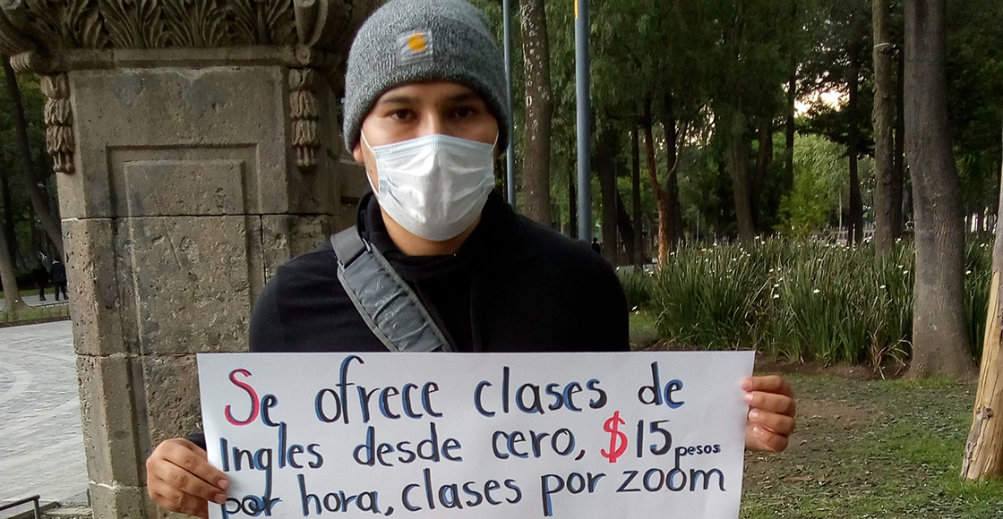 Joven se queda sin trabajo y ofrece clases en línea por las calles de la CDMX