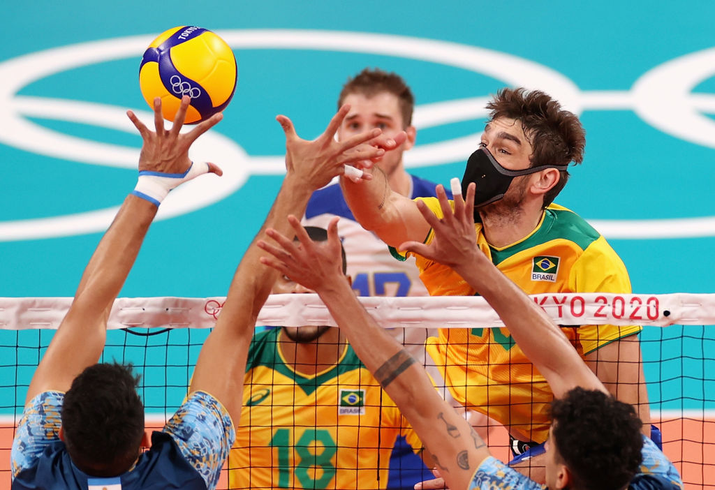 Lucas Saatkamp y Mauricio Borges, los brasileños que participan en el voleibol de Tokio 2020 con cubrebocas