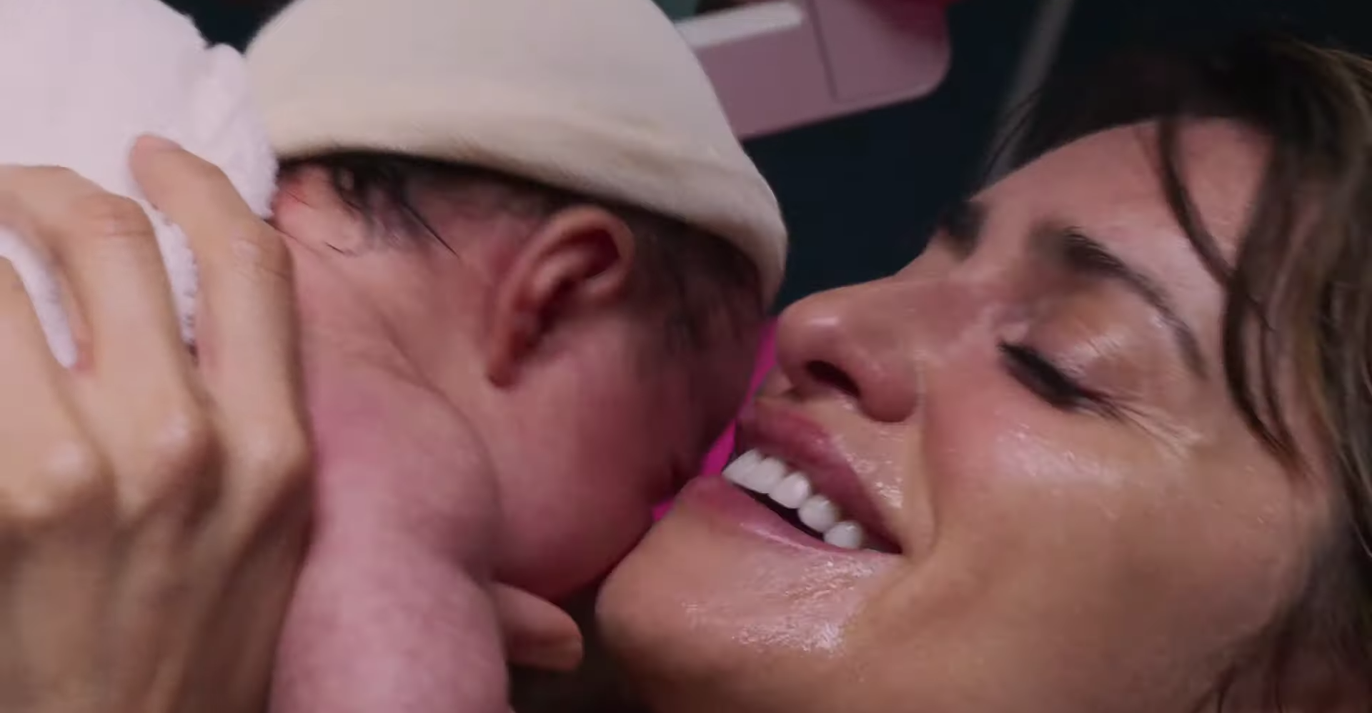 Checa el emotivo tráiler de 'Madres paralelas', la nueva película de Pedro Almodóvar