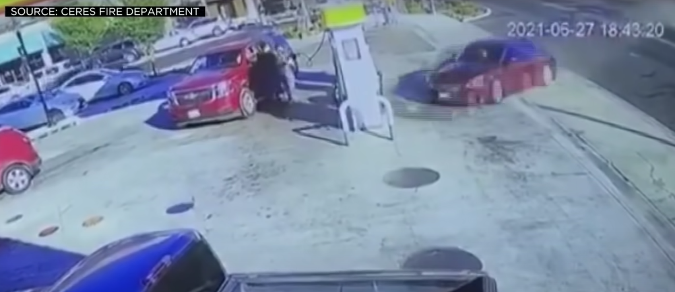 Chale: Mujer en estado de ebriedad choca contra gasolinera y casi provoca explosión