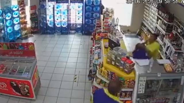 El cinismo: Mujer golpea a cajera que le pidió usar cubrebocas dentro de una tienda