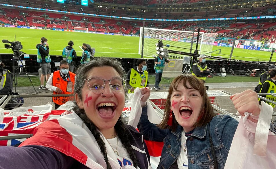 Aficionada de Inglaterra se reportó enferma para ir a la semifinal de la Euro; su jefe la cachó y despidió