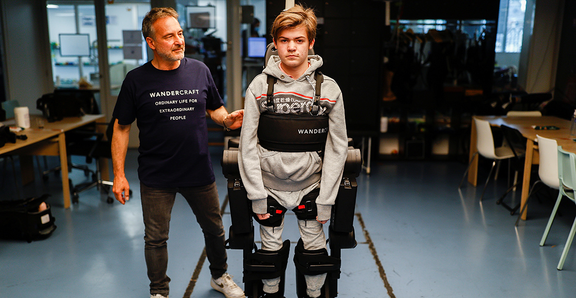 Amor nivel: Padre crea un exoesqueleto para que su hijo pueda caminar