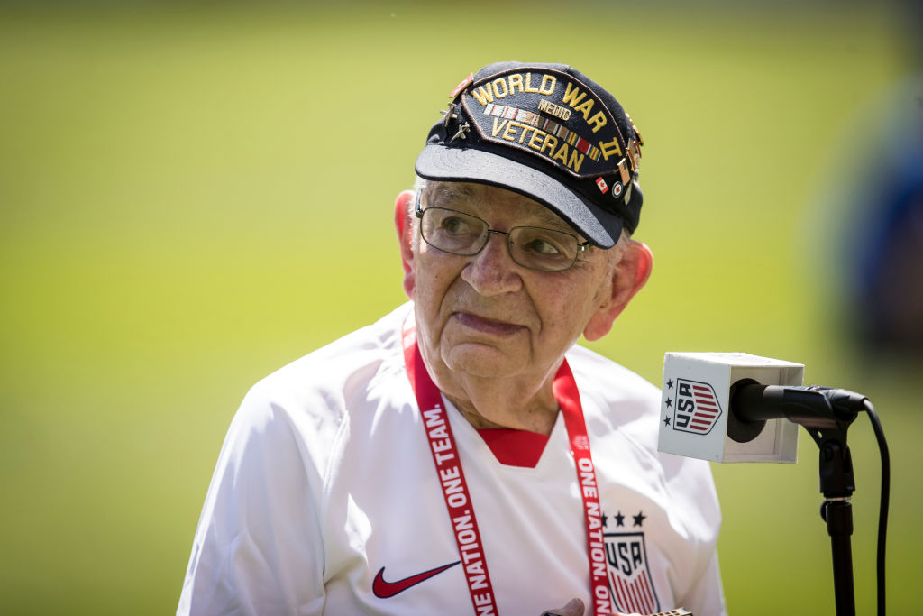 Pete DuPré, el veterano de la Segunda Guerra Mundial que ameniza el deporte estadounidense con su armónica