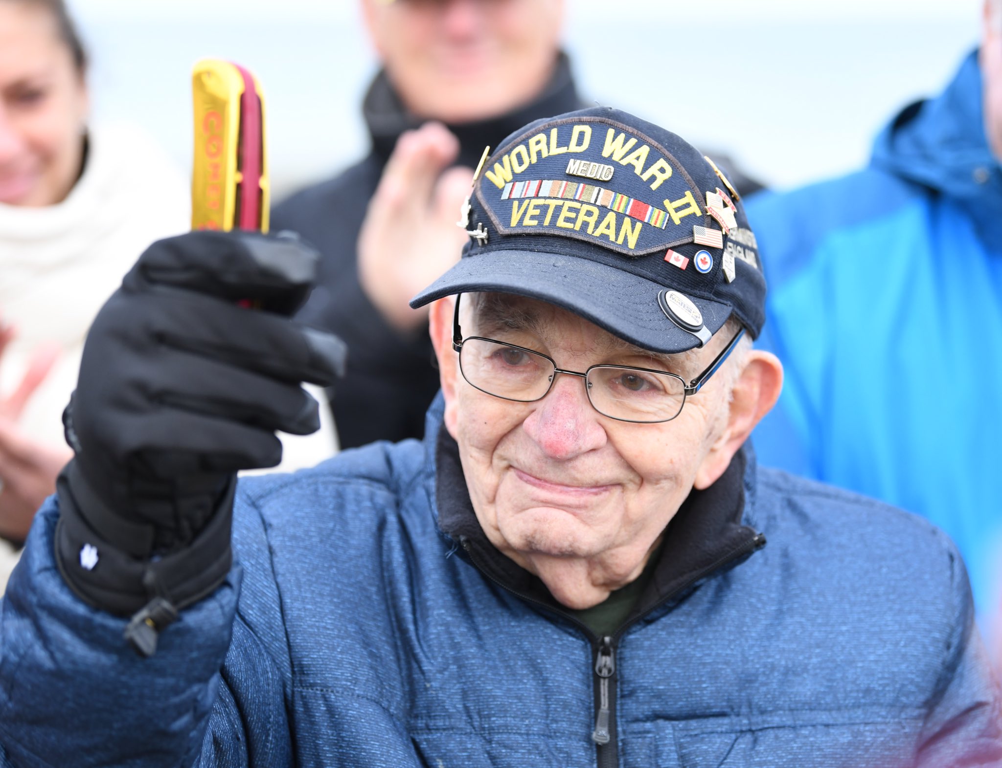 Pete DuPré, el veterano de la Segunda Guerra Mundial que ameniza el deporte estadounidense con su armónica