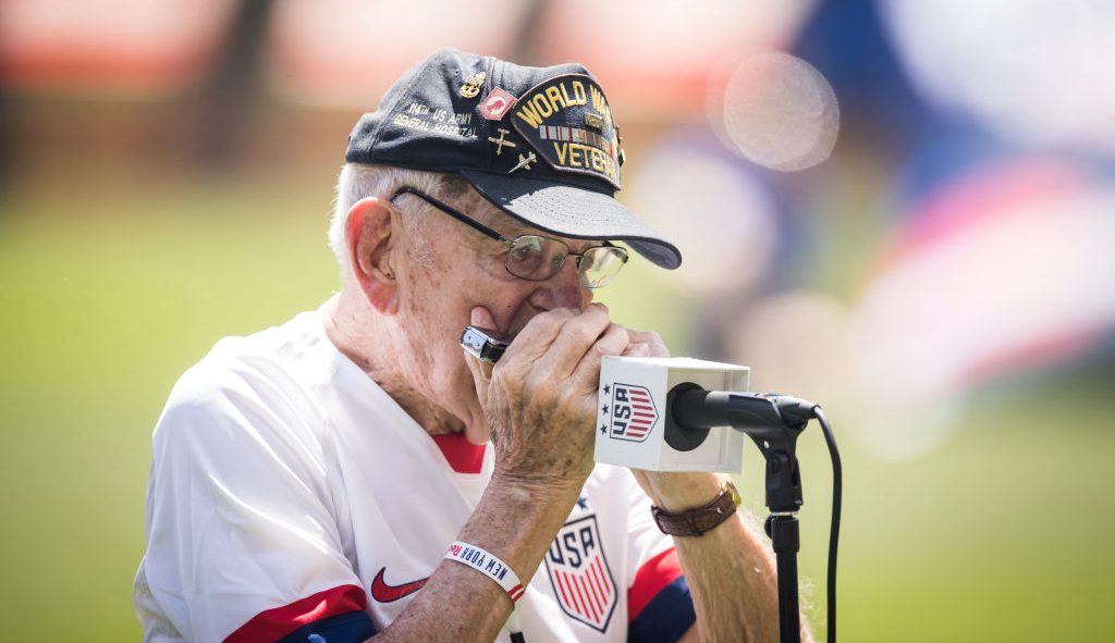 Pete DuPré, el veterano de la Segunda Guerra Mundial que ameniza el deporte estadounidense con su armónica