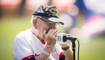 Pete DuPré, el veterano de la Segunda Guerra Mundial que ameniza el deporte estadounidense con su armónica