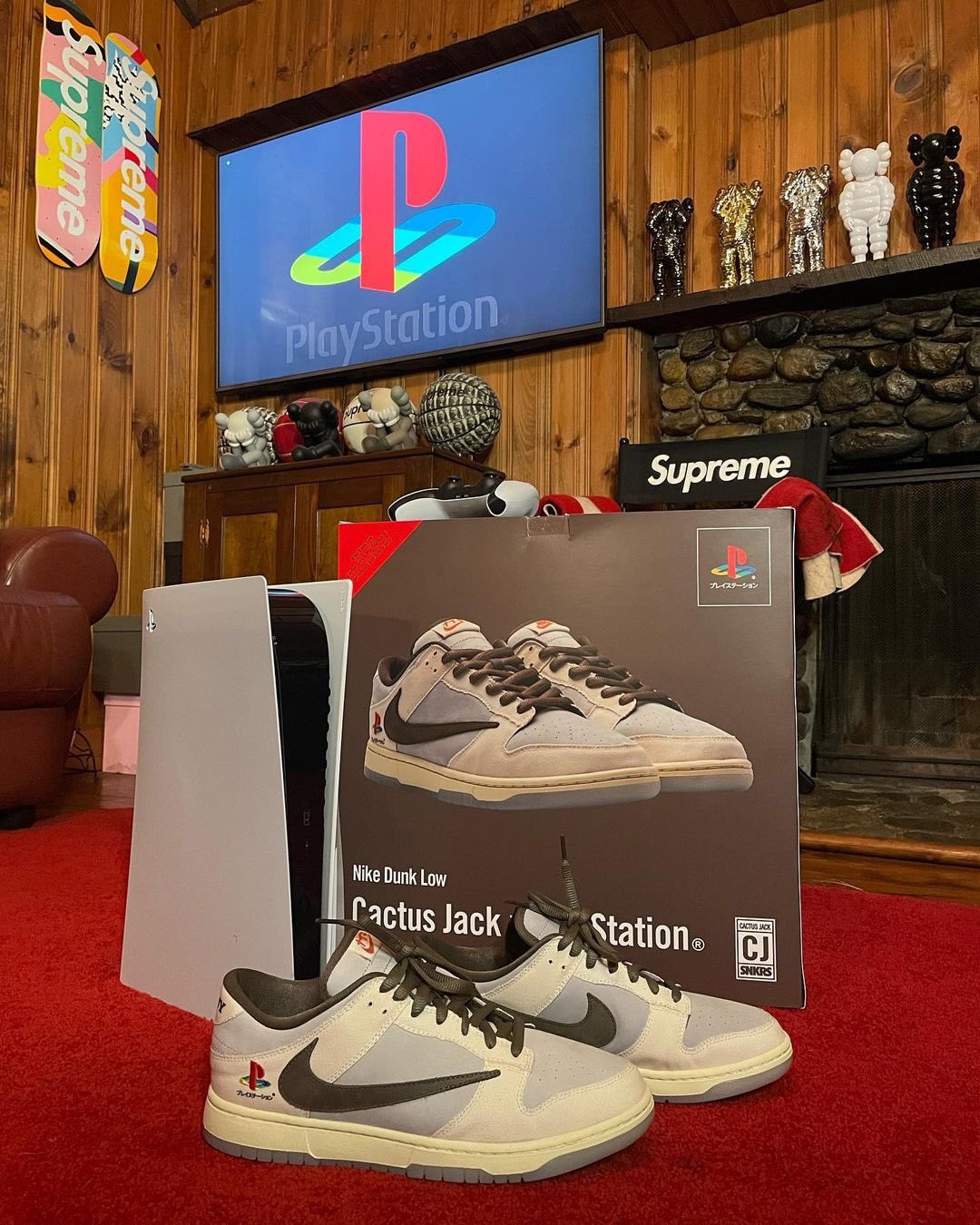Sneakers Nike colaboración entre Play Station y Travis scott