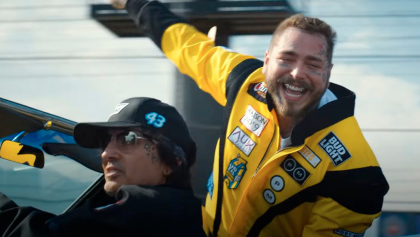 Post Malone pasea en un coche de NASCAR en el video de "Motley Crew"