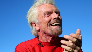 ¿Quién es Richard Branson, el millonario que llegará al espacio con Virgin Galactic?