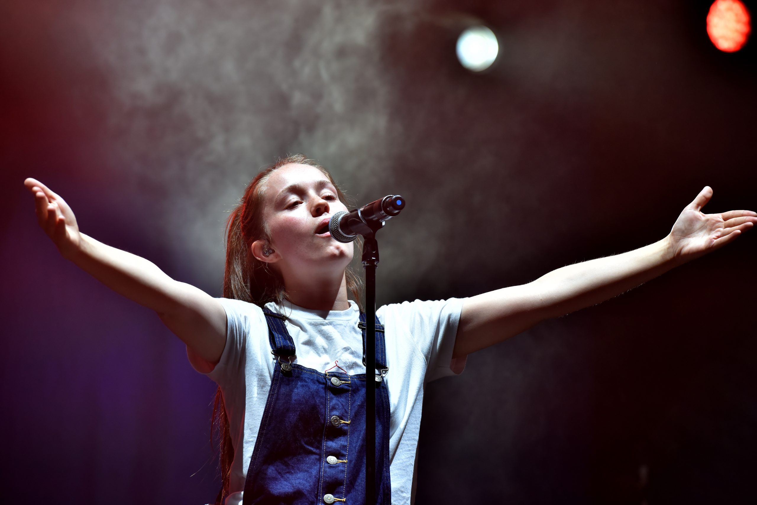Sigrid: La cantautora noruega que está redefiniendo el concepto de popstar