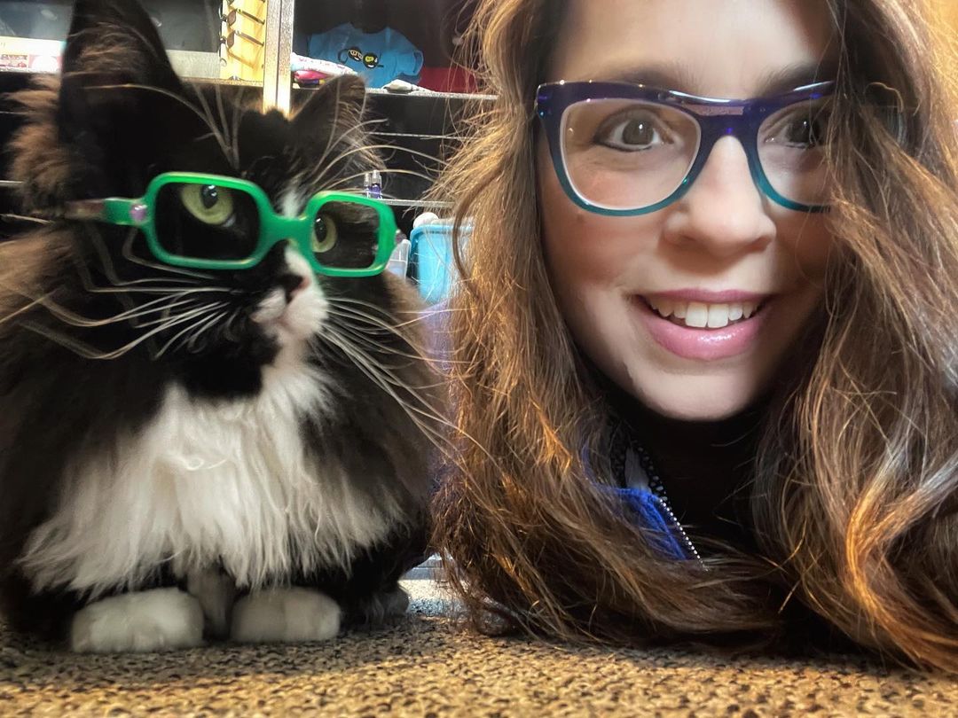 Michis geniales: Ella es Truffles, la gatita que ayuda a los niños en una clínica óptica