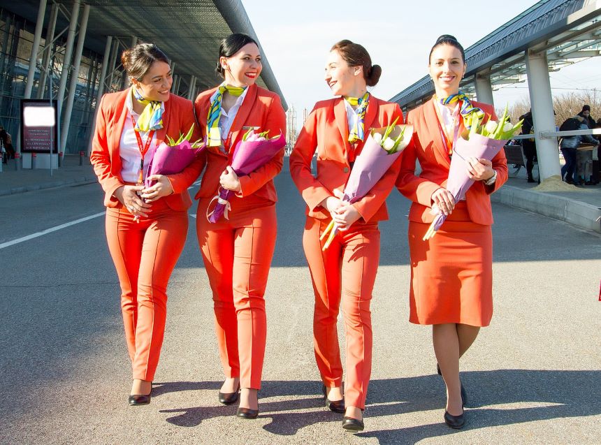 ¡Adiós faldas y tacones! Esta aerolínea ucraniana impulsa la igualad entre su tripulación