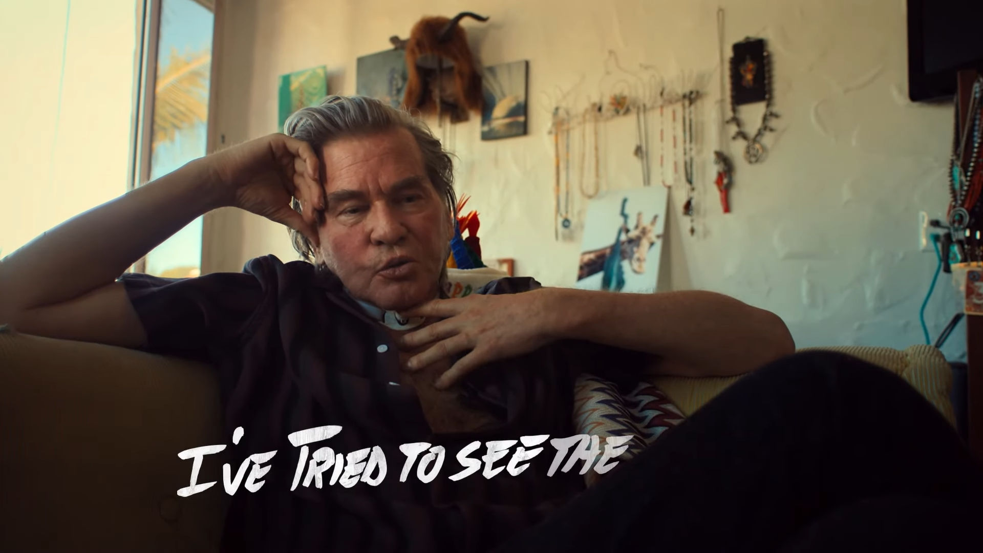 Val Kilmer muestra un conmovedor relato de su vida en el tráiler del documental 'Val'