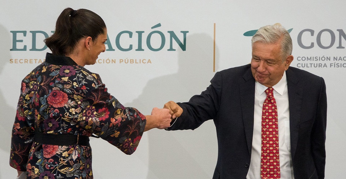CIUDAD DE MÉXICO, 05JULIO2021.- Andrés Manuel López Obrador, presidente de México, en compañía de Claudia Sheinbaum, jefa de gobierno; Ana Gabriela Guevara, titular de la CONADE; Delfina Gómez, secretaria de Educación Pública; Carlos Padilla, titular del Comité Olímpico Mexicano (COM); Ruth Castillo Galindo, primera mujer en participar en Gimnasia Rítmica en JO; Arturo Herrera, secretario de Hacienda, así como representante de Marina y SEDENA, presidieron el abanderamiento de la federación mexicana que competirá en los Juegos Olímpicos de Tokyo 2020, los cuales se postergaron un año debido a la pandemia de Covid-19. El mandatario anunció que habrá recompensa para todos aquellos que integran la federación y una sorpresa para quienes traigan presea.