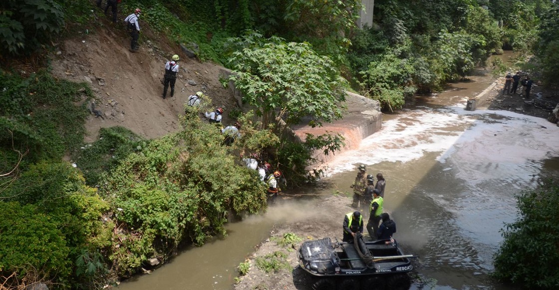 TLALNEPANTLA, ESTADO DE MÉXICO, 31AGOSTO2021.- Continúa la búsqueda de la joven Ana Karen quien fue arrastrada por las corrientes de agua que se formaron durante las intensas lluvias del domingo pasado. La chica de 18 años viajaba con su novio en moto, cuando quedaron atrapados por los caudales de agua pluvial al intentar cruzar la avenida La Presa, en la colonia Lazaro Cárdenas. El Bomberos y Protección Civil hicieron un rastreo desde el lugar del accidentes hasta el entronque con el Río de los Remedios, a la altura de Aceros de Corsa, en los límites de la Tlalnepantla y Gustavo A. Madero, ahí la búsqueda se adentró a los túneles de desagüe.