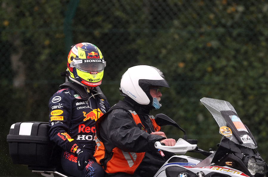 Checo Pérez se queda fuera del Gran Premio de Bélgica tras estrellar su auto antes de la carrera