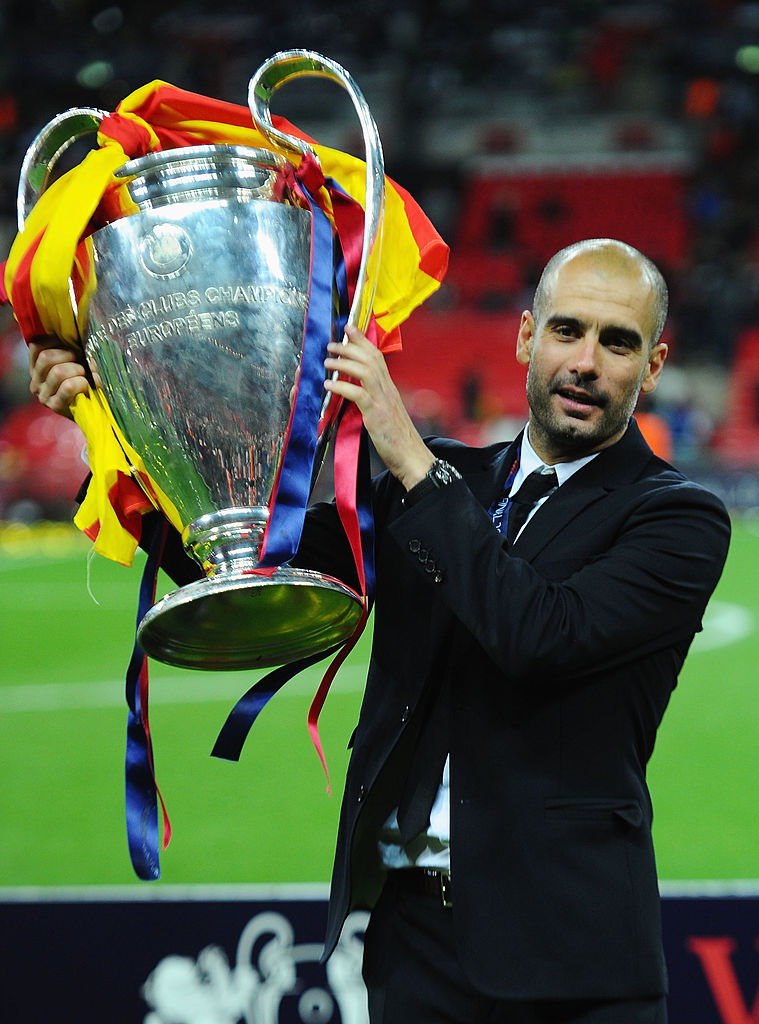 Pep Guardiola con el trofeo de la Champions que consiguió con el Barcelona