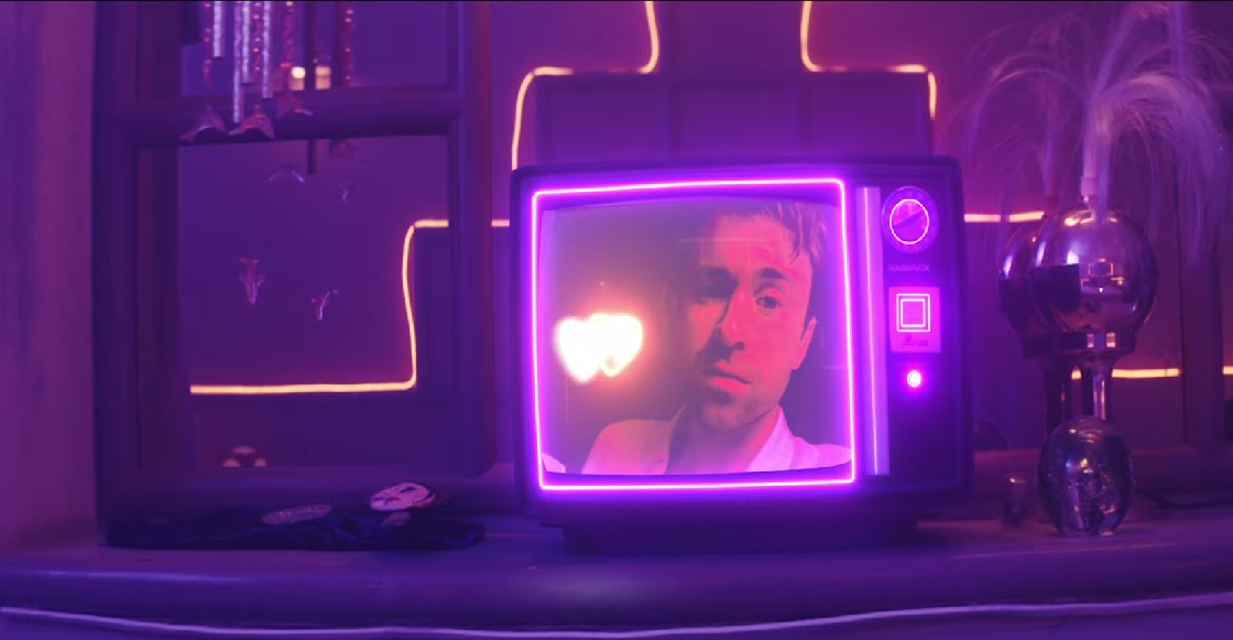 The Vaccines arma una vibrante fiesta en un motel para el video de "Alone Star"