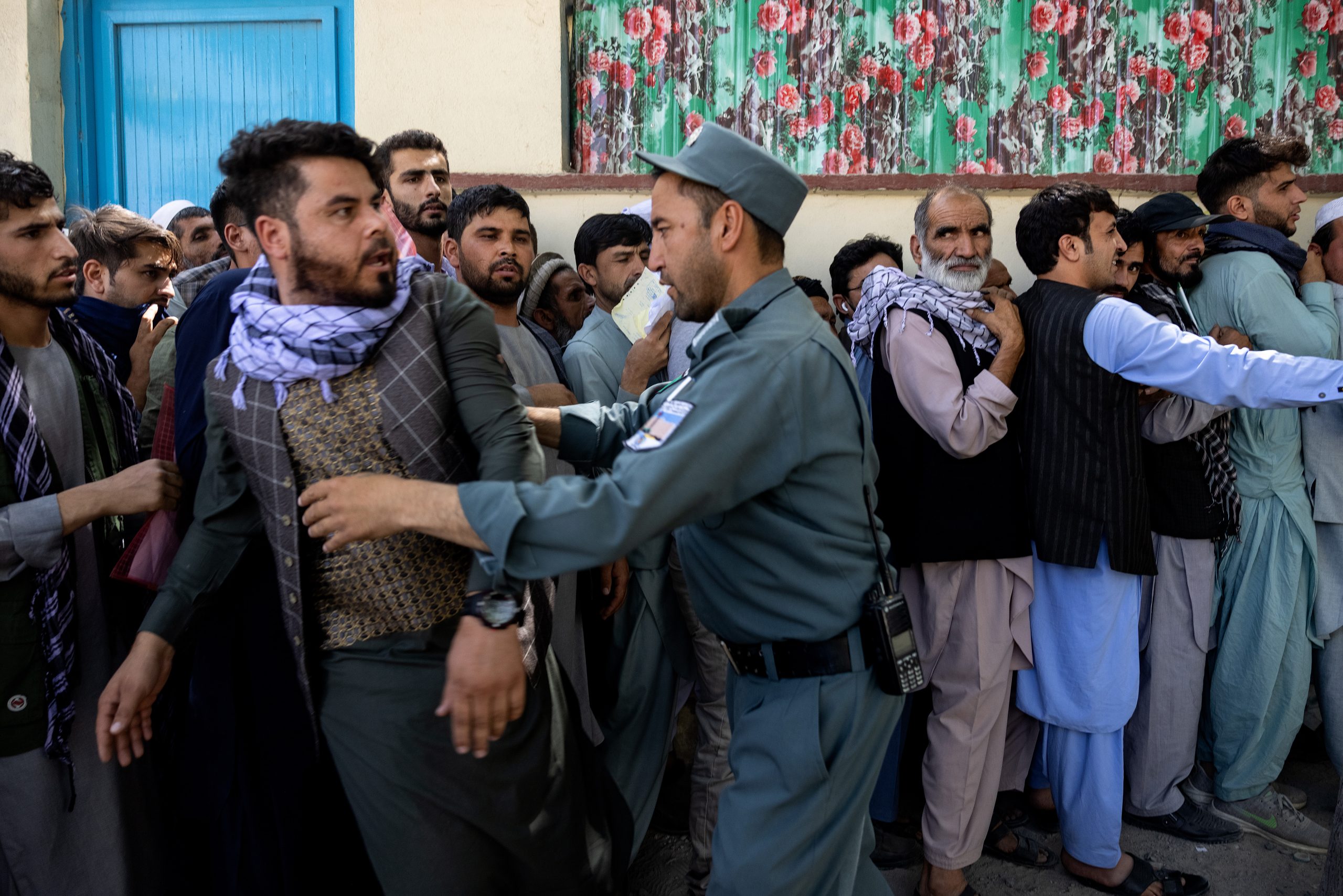 Afganos esperando sus papeles para poder salir del país. 