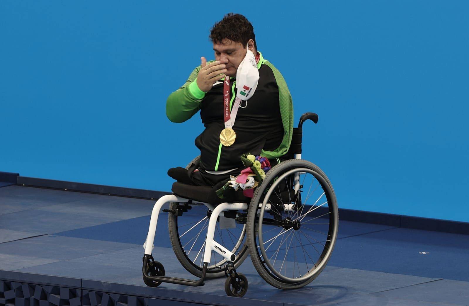 Arnulfo Castorena celebra su medalla de oro