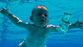 El bebé de la portada de 'Nevermind' demanda a Nirvana por explotación sexual infantil