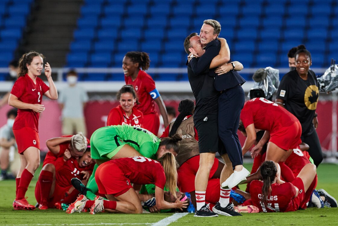 ¿Quién es Bev Priestman, la DT medallista de oro con Canadá en Tokio 2020?