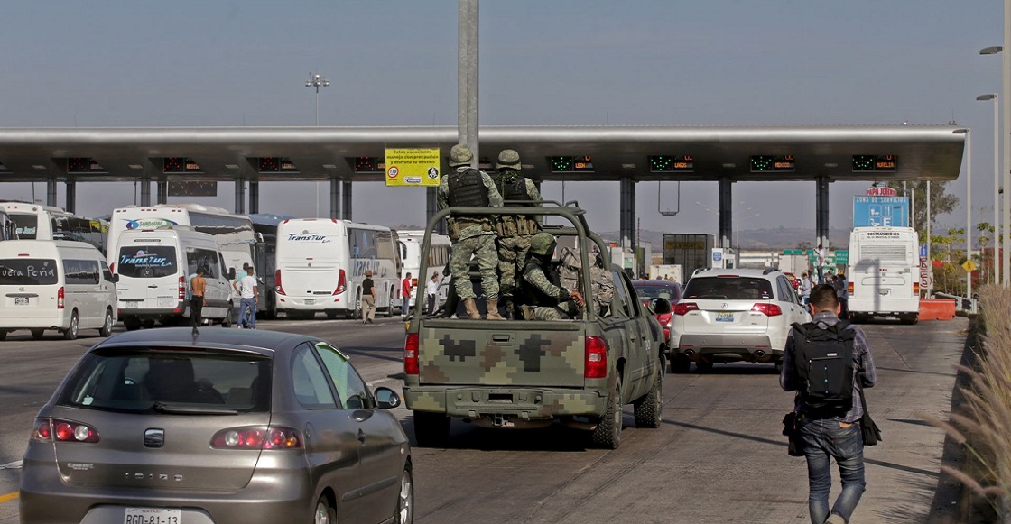 GUADALAJARA, JALISCO. 03ENERO2017.- Transportistas y vecinos del poblado de Zapotlanejo mantienen tomada la caseta de cobro de La Joya, de la autopista Guadalajara-Zapotlanejo, esto en repudio al presidente de la republica, Enrique Peña Nieto por el alza de los combustibles en México, hasta el momento la protesta se realiza en calma y los cobros de peaje a los automovilistas no se están realizando.