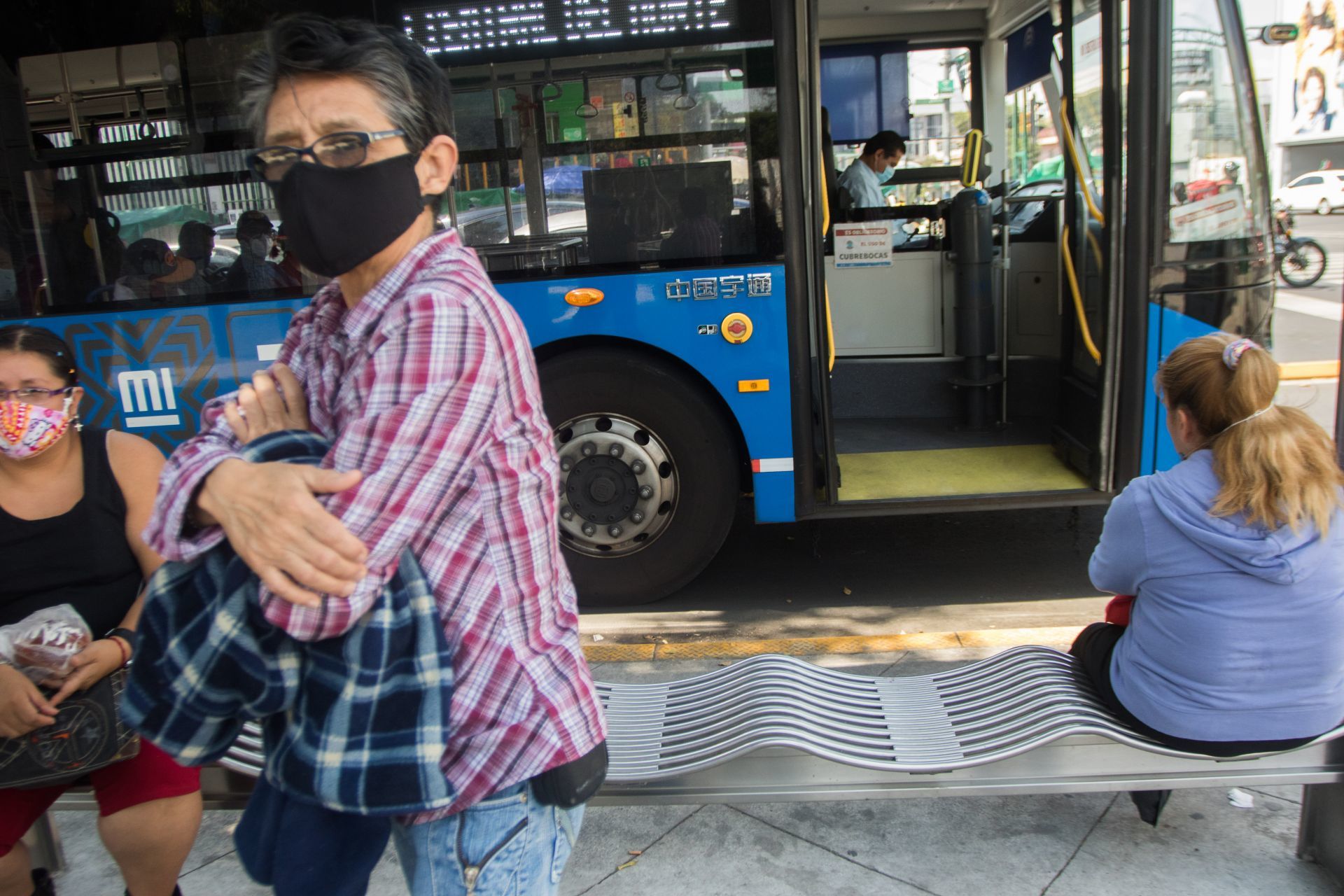 Chofer pide a usuarios usar ‘el pinch% cubrebocas’ en su unidad