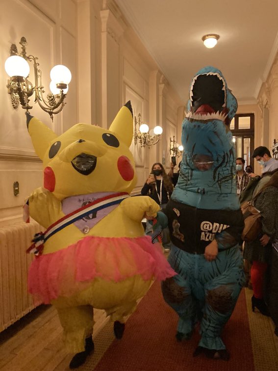 Congresista se disfraza de Pikachu en plena sesión y se vuelve viral