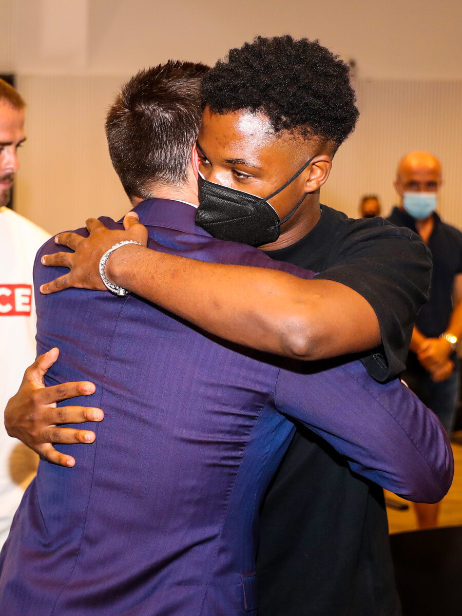 En imágenes: La emotiva despedida entre Lionel Messi y las figuras del Barcelona