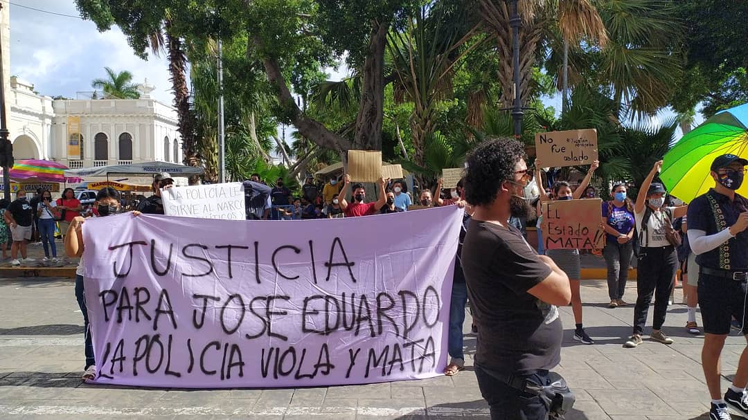 Difunden video del momento en que policías someten a José Eduardo, joven violado y torturado en Mérida