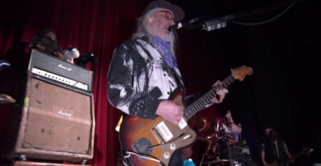 Mira a Dinosaur Jr dominar el escenario de un teatro en su nuevo Tiny Desk Concert