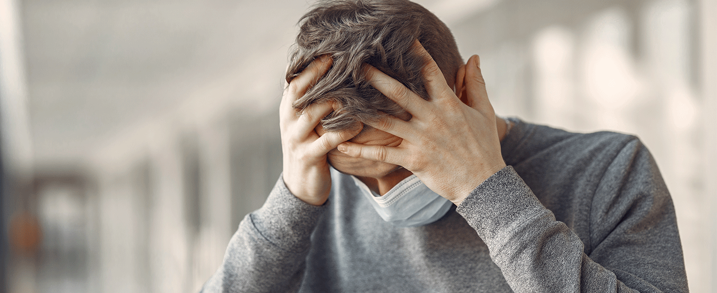 dolor-de-cabeza-hombre-mascarilla