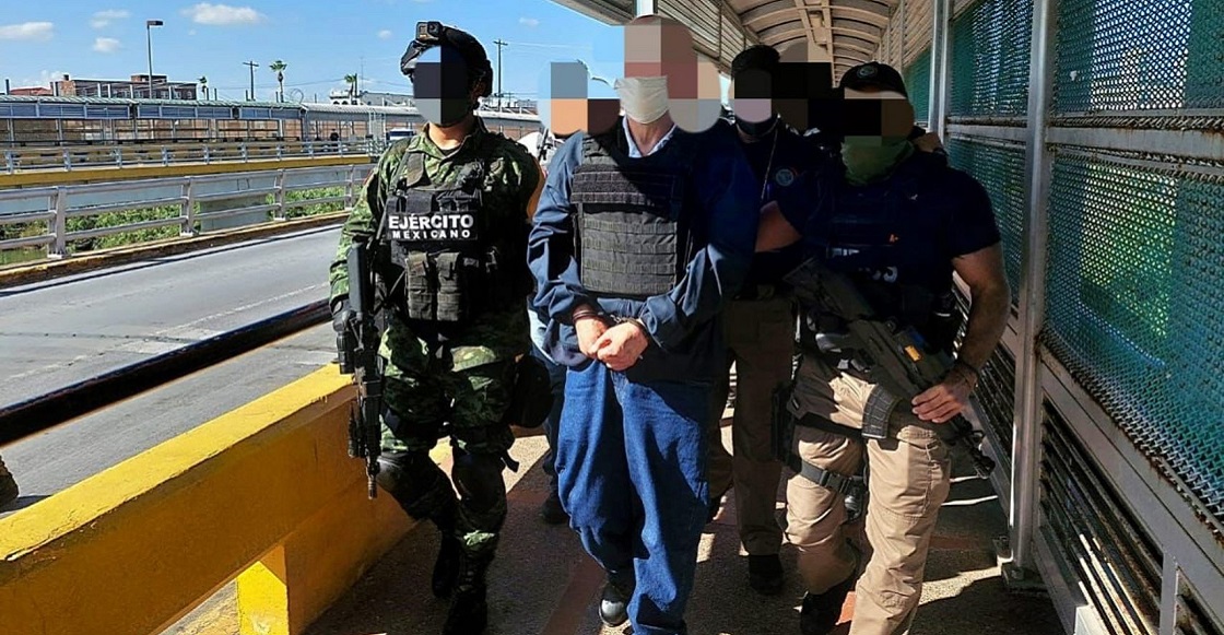 MATAMOROS, TAMAULIPAS, 23AGOSTO2021.- A las 17:15 horas de hoy, en el Puente Internacional Brownsville-Matamoros, la Fiscalía General de la República (FGR), y el Ejército Mexicano recibieron a Eduardo “A”, para el cumplimiento de una orden de aprehensión en su contra, otorgada por un Juez Federal, por su probable responsabilidad en los delitos de delincuencia organizada, contra la salud y asociación delictuosa. Eduardo “A”, fue detenido en 2008 en Tijuana, Baja California, para ser posteriormente extraditado a los Estados Unidos de América en 2012, por numerosas acusaciones de diversos delitos, respecto a lo cual las autoridades de ese país ofrecían una recompensa de cinco millones de dólares. Eduardo “A”, fue condenado a 15 años de cárcel y, en razón de su cooperación con las autoridades de ese país, fue condenado sólo por dos de los siete cargos por los que fue acusado en su extradición. Después de cumplir esa parte de condena en una prisión federal de baja seguridad en Allentown, Pensilvania, las autoridades migratorias de los Estados Unidos de América (Servicio de Control de Inmigración y Aduanas), lo pusieron a disposición de las autoridades mexicanas. La Fiscalía Especializada en materia de Delincuencia Organizada (FEMDO), que gestionó y obtuvo la orden de aprehensión correspondiente, cumplimentó la misma y procederá a ponerlo a disposición del Juez en el Centro Federal de Readaptación Social Número 1 “El Altiplano”, en el Estado de México.
