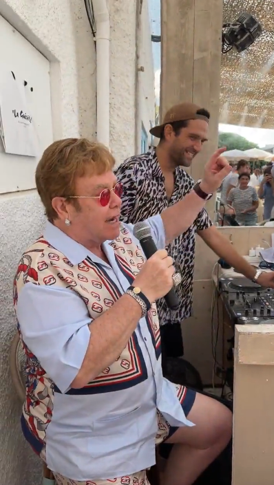 ¡Rifado! Elton John sorprende a los clientes de un restaurante cantando su nueva rola